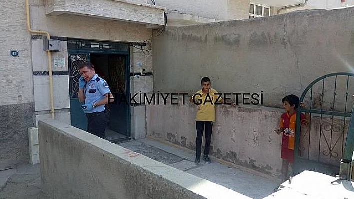 PSİKOLOJİK SORUNLARI OLAN GENÇ, ANNESİNİ VE ABİSİNİ BIÇAKLADI
