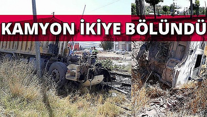 YÜK TRENİNE ÇARPAN KAMYON İKİYE BÖLÜNDÜ