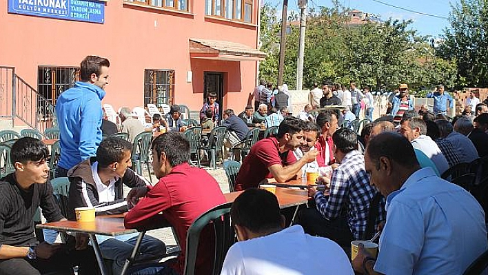 Yazıkonak Belediyesi Vatandaşlara Aşure Dağıttı