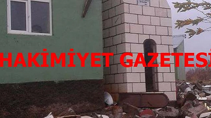 ELAZIĞ'DA YILDIRIM CAMİ MİNARESİNİ YIKTI 