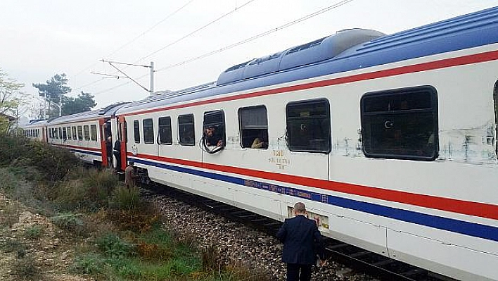 ADANA-ELAZIĞ SEFERİNİ YAPAN YOLCU TRENİ KAMYON İLE ÇARPIŞTI 