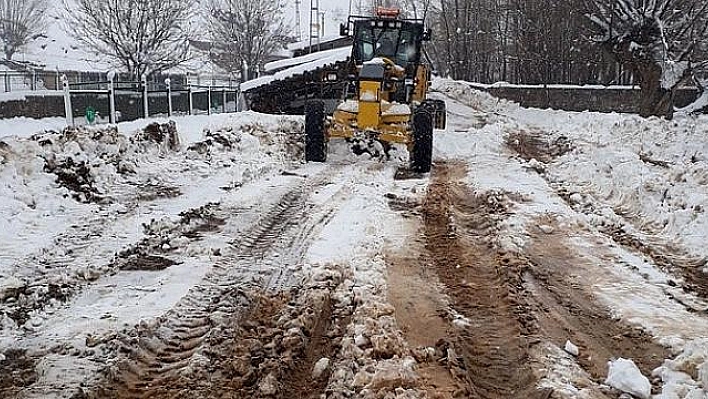 TUNCELİ'DE KAR 8 KÖY YOLUNU ULAŞIMA KAPATTI