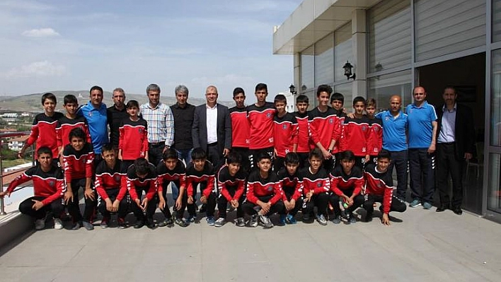 ELAZİZ BELEDİYESPOR  'U 13 LİGİ'NDE' LİDERLİĞE ULAŞTI