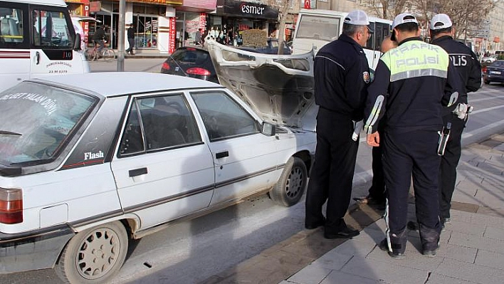 ELAZIĞ'DA SEYİR HALİNDEKİ OTOMOBİL YANDI