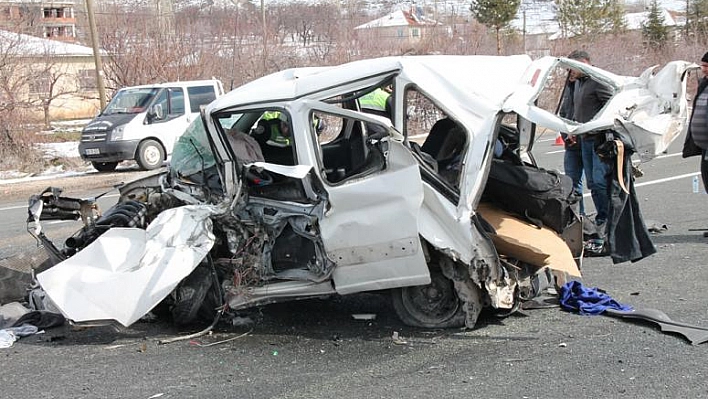 KAMYONET TIR'A ÇARPTI: 1 ÖLÜ, 2 YARALI