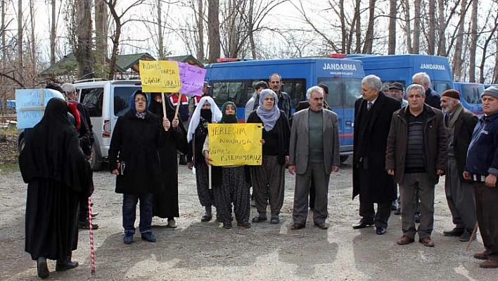 KÖYLÜLERDEN 'TAVUK ÇİFTLİĞİ' EYLEMİ