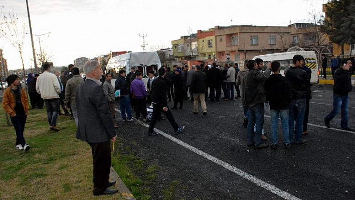 ÖĞRETMEN SERVİSİ İLE TIR ÇARPIŞTI: 10 YARALI