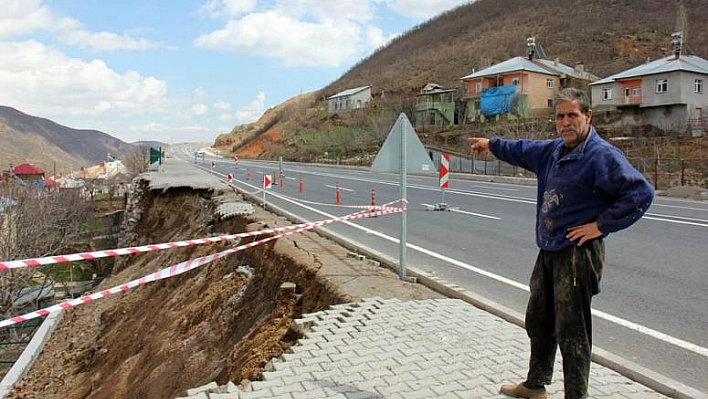 İSTİNAT DUVARI ÇÖKTÜ, KÖYLÜ EVİNİ TERK ETTİ