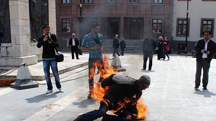 KENDİNİ ATEŞE VERDİ!