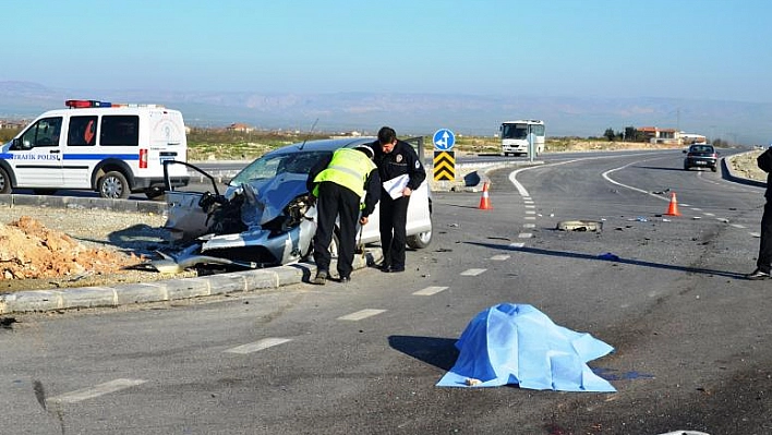 TRAFİK KAZASI: 1 ÖLÜ, 2 YARALI