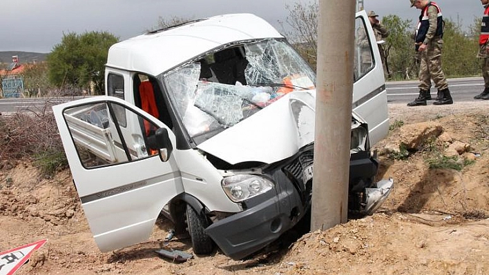 İŞÇİLERİ TAŞIYAN KAMYONET DİREĞE ÇARPTI: 7 YARALI