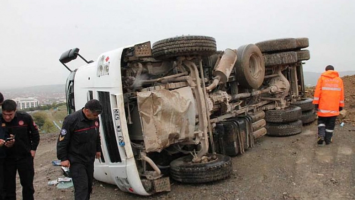 YÜKÜNÜ BOŞALTMAYA ÇALIŞAN KAMYON DEVRİLDİ: 2 YARALI