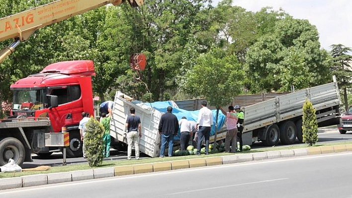 ELAZIĞ'DA TIR'IN DORSESİ YOLA DEVRİLDİ