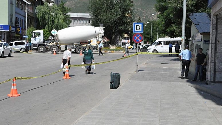 KENTİN EN İŞLEK CADDESİNDE UNUTULAN BAVUL PANİĞE NEDEN OLDU