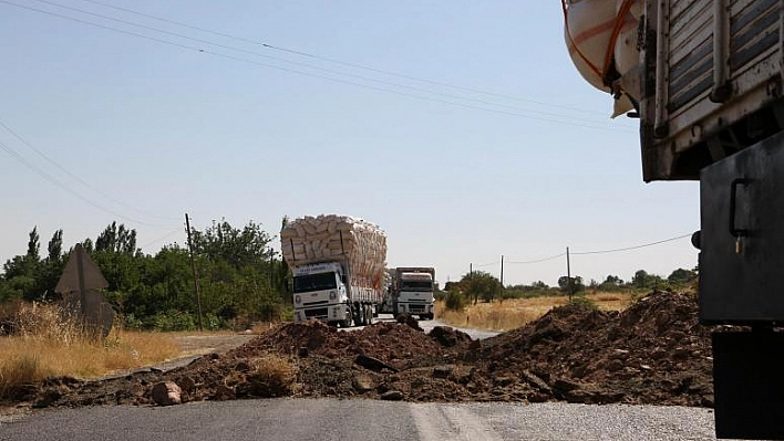 PKK, DİYARBAKIR-BİNGÖL KARAYOLUNU TRAFİĞE KAPATTI