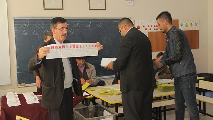 ELAZIĞ'DA SANDIKLAR AÇILMAYA BAŞLANDI