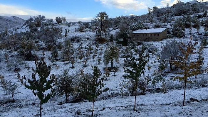 PÜLÜMÜR'DE DAĞLAR BEYAZA BÜRÜNDÜ