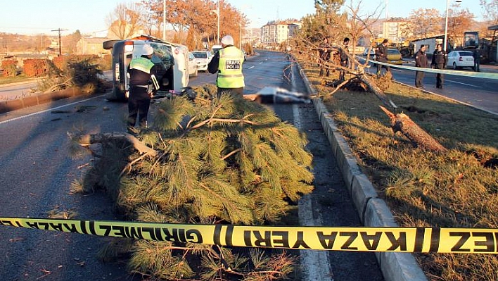 İŞÇİ SERVİSİ KAZA YAPTI: 2 ÖLÜ, 3 YARALI