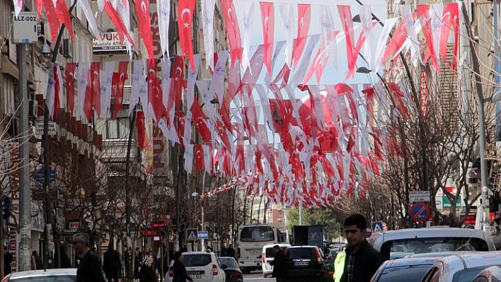 SOSYAL MEDYADAN TALEP GELDİ, BAŞKAN ŞEHRİ BAYRAKLARLA SÜSLETTİRDİ