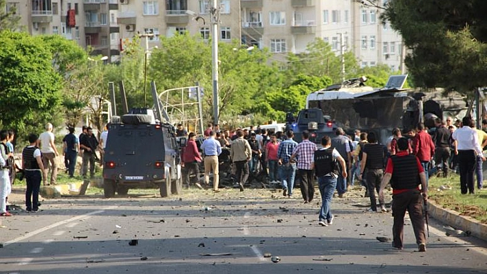 DİYARBAKIR-ELAZIĞ KARAYOLUNDA BOMBA YÜKLÜ ARAÇLA SALDIRI:12 YARALI 