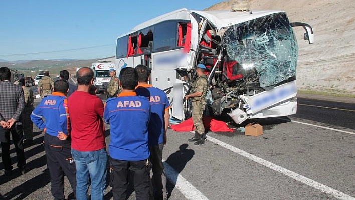 Elazığ'da otobüs tıra çarptı: 2 ölü, 30 yaralı