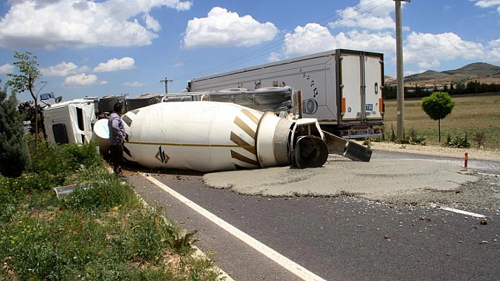 Elazığ'da beton mikseri devrildi: 1 yaralı