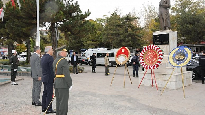 ATATÜRK ANITI'NA ÇELENK SUNULDU