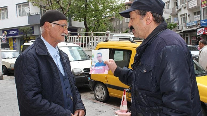 KAYIP OĞLUNU SOKAK SOKAK GEZEREK ARIYOR