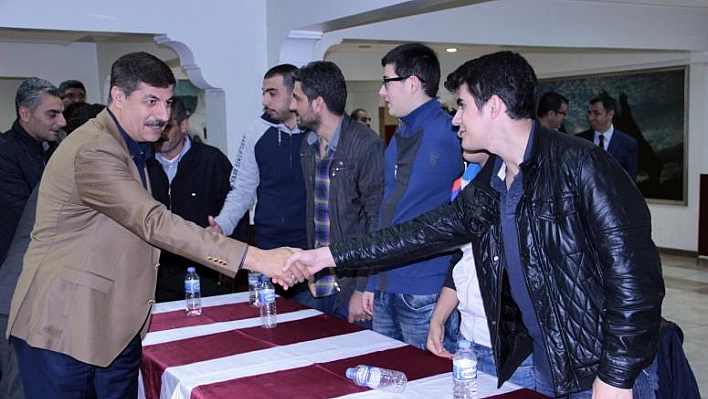 AK PARTİLİ AZMİ EKİNCİ, ELAZIĞLI GENÇLERLE BİR ARAYA GELDİ