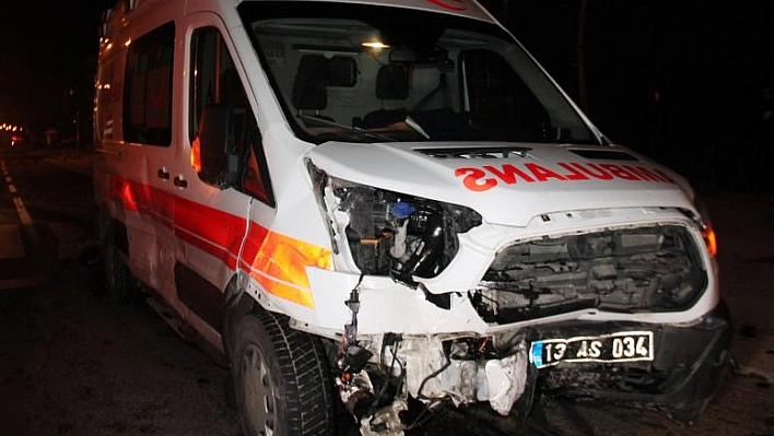 AMBULANS İLE OTOMOBİL ÇARPIŞTI: 3 YARALI