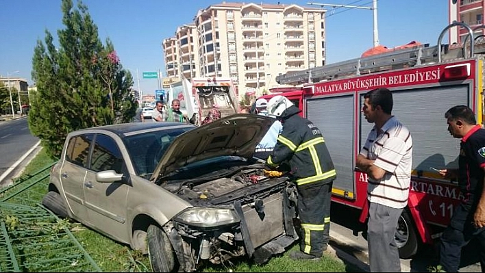 YOLDAN ÇIKAN OTOMOBİL ORTA REFÜJE ÇARPTI
