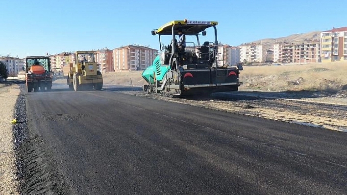 CADDE VE SOKAKLARDA BAKIM VE ONARIM SÜRÜYOR