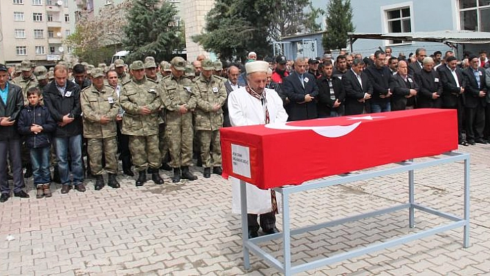 YOL KENARINDA ÖLÜ BULUNAN ASTSUBAY, SON YOLCULUĞUNA UĞURLANDI