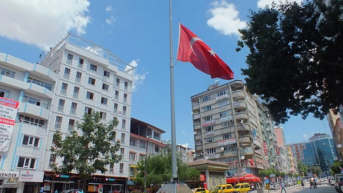 Tüm Yurtta ve Elazığ 'da Bayraklar Yarıya İndirildi 