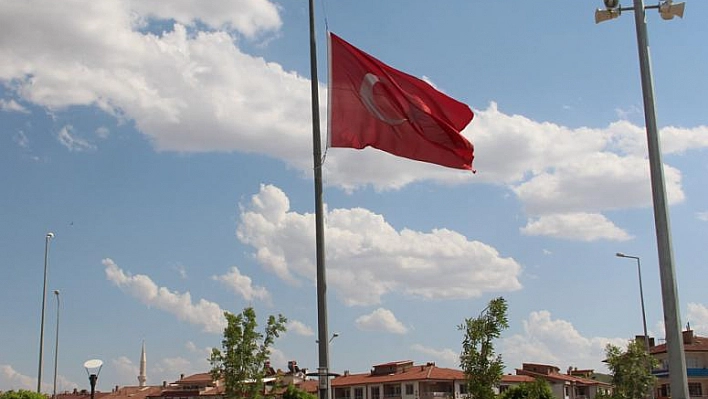 BAYRAKLAR YARIYA İNDİRİLDİ