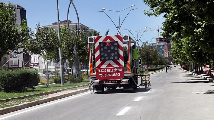 ELAZIĞ BELEDİYESİ YOL ÇİZGİLERİNİ YENİLİYOR 