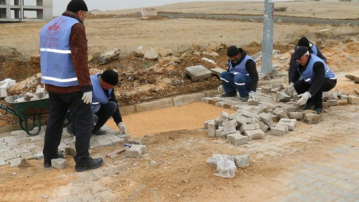 CADDE VE  SOKAKLARDA ONARIM SÜRÜYOR