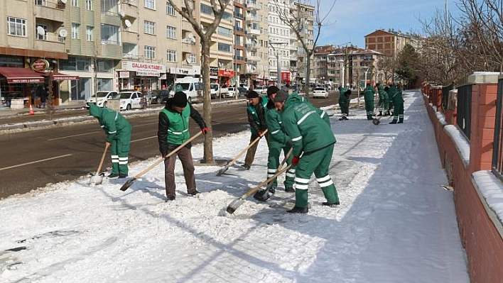 KAR TEMİZLEME ÇALIŞMALARI SÜRÜYOR