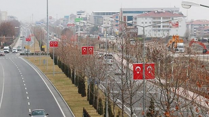 Elazığ Belediyesi Türk Bayraklarını Yeniledi