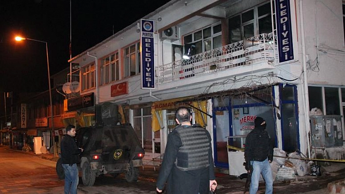 BELEDİYE VE AK PARTİ İLÇE TEŞKİLATINA MOLOTOFLU SALDIRI