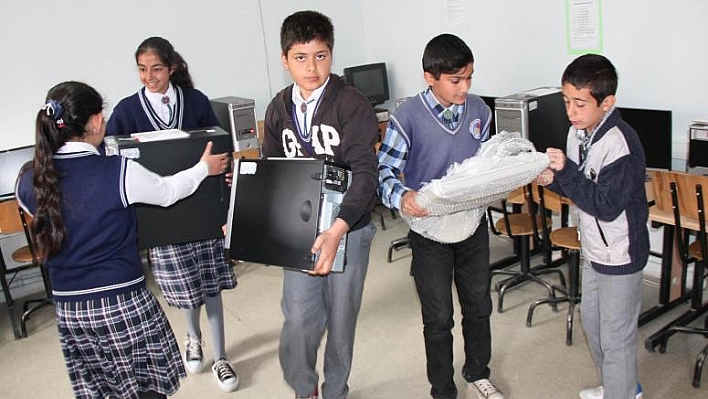 BİLGİSAYAR VE AKILLI SINIFLAR MEKTUPLA GELDİ