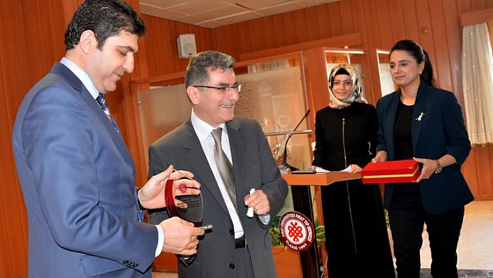 BİRİM SORUMLULARINA VE ÇALIŞANLARINA ÖDÜL VERİLDİ