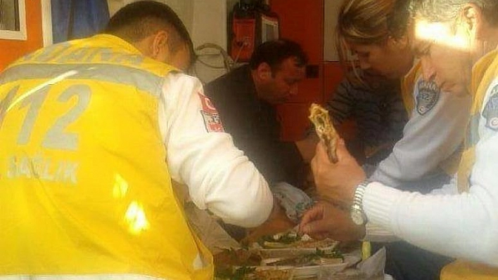 AMBULANSTA LAHMACUN ZİYAFETİ