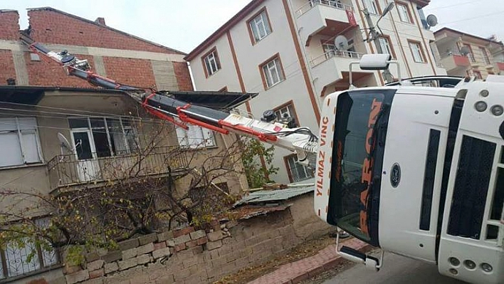 DEVRİLEN VİNÇ EVLERE ZARAR VERDİ