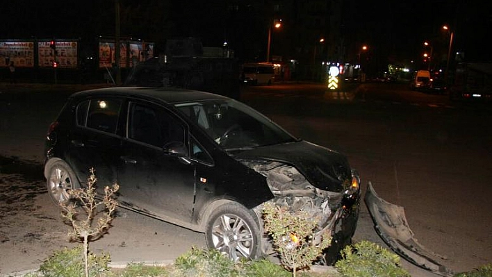 IŞIK İHLALİ YAPAN KADIN SÜRÜCÜ KAZAYA SEBEP OLDU: 2 YARALI