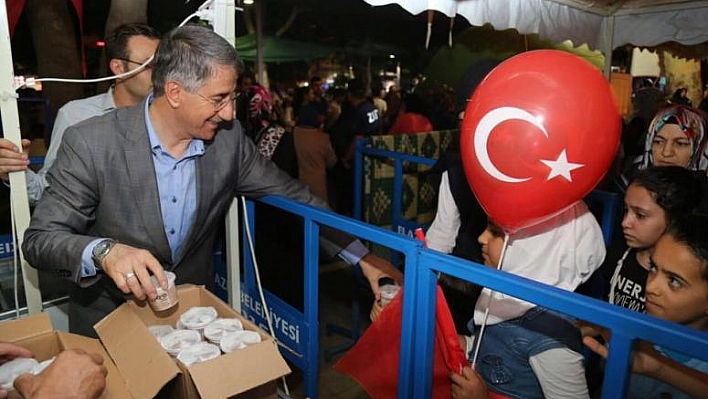 DEMOKRASİ NÖBETÇİLERİNE DONDURMA İKRAMI