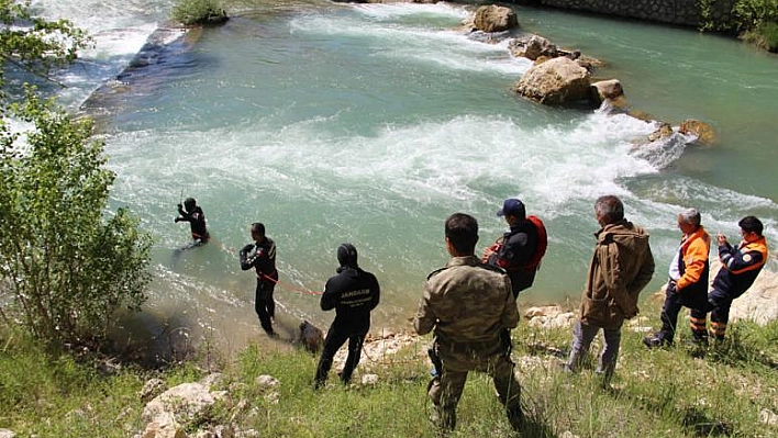 ELAZIĞ SU ALTI ARAMA KURTARMA EKİPLERİ KAYBOLAN GENCİ ARIYOR