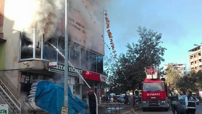 ELAZIĞ'DA 3 KATLI İŞ YERİ YANDI