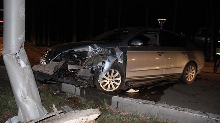 ELAZIĞ'DA TRAFİK KAZASI: 2 YARALI