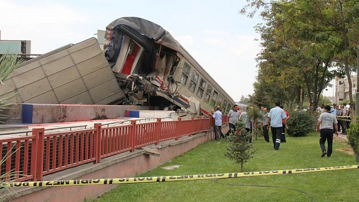 ELAZIĞ'DA YÜK TRENİ İLE YOLCU TRENİ ÇARPIŞTI: 1 YARALI